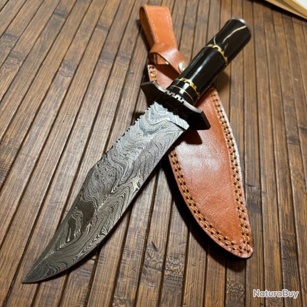 COUTEAU POIGNARD BOWIE DAMAS FORG 290 COUCHE POIGNE BUFLLE D'EAU LAITON CISEL