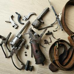 Fond de tiroir - pièces d'armes en tout genre