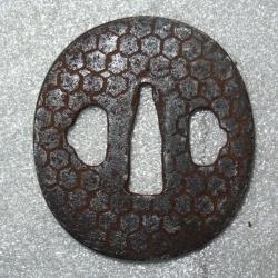 202)   tsuba en fer ciselé  = pour katana ,(  wakisashi )  sabre ,  japonais , édo