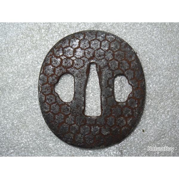 202)   tsuba en fer cisel  = pour katana ,(  wakisashi )  sabre ,  japonais , do