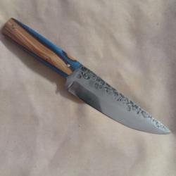 couteau forgé en acier carbone  manche en  résine bleue et bois d'olivier