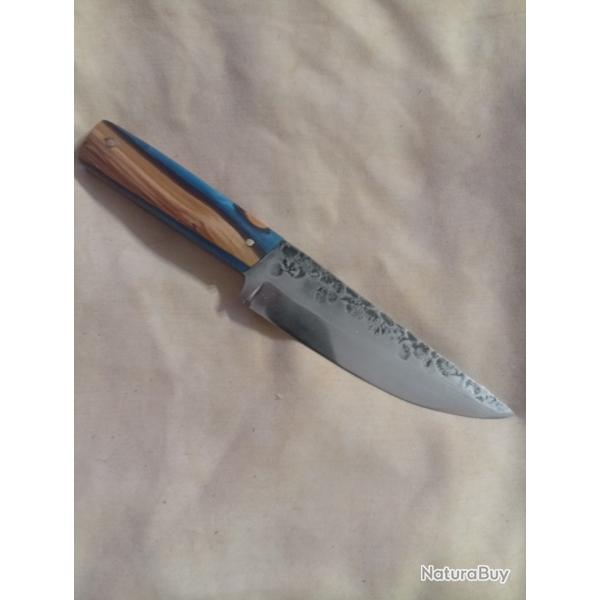 couteau forgé en acier carbone  manche en  résine bleue et bois d'olivier