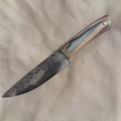 couteau forgé en acier carbone  manche en  résine blanche et bois de cade