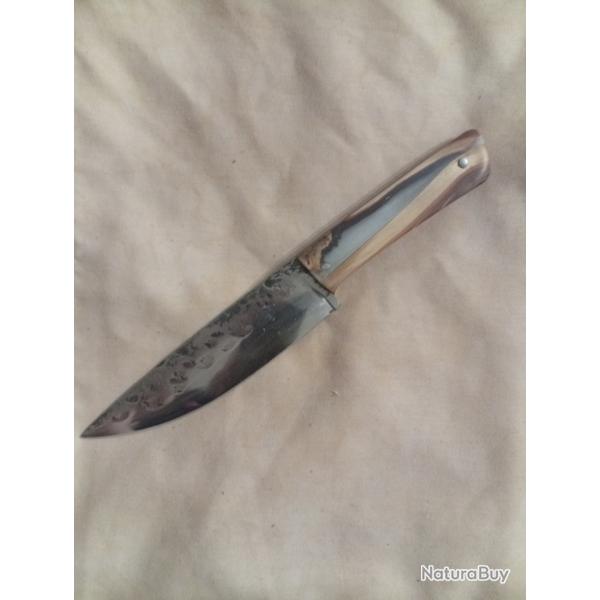 couteau forgé en acier carbone  manche en  résine blanche et bois de cade