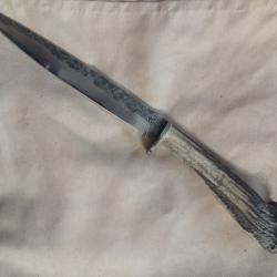 Couteau forgé acier carbone XC75, manche en bois de cerf