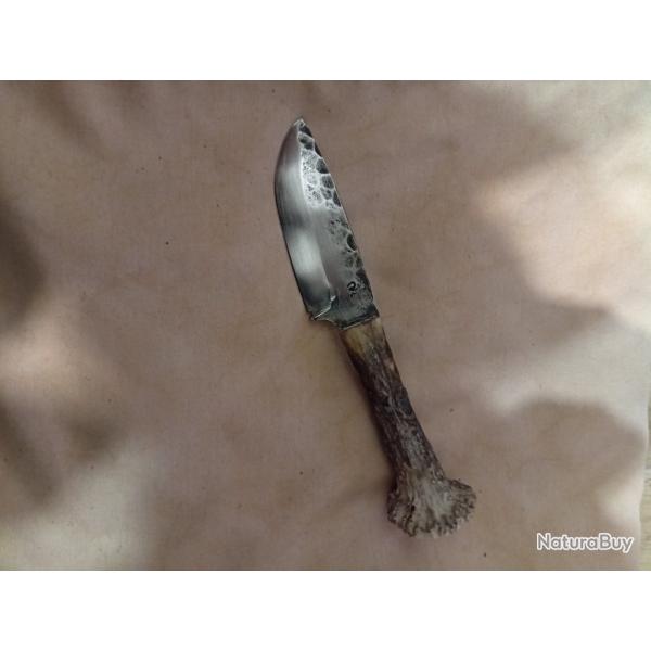 couteau lame  forgée en acier carbone XC75 manche en chevreuil