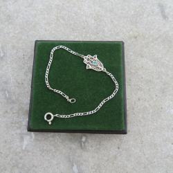 Ancien Bracelet en argent à mailles articulées à décor d'une main de Fatma orné d'un pierre Bleu