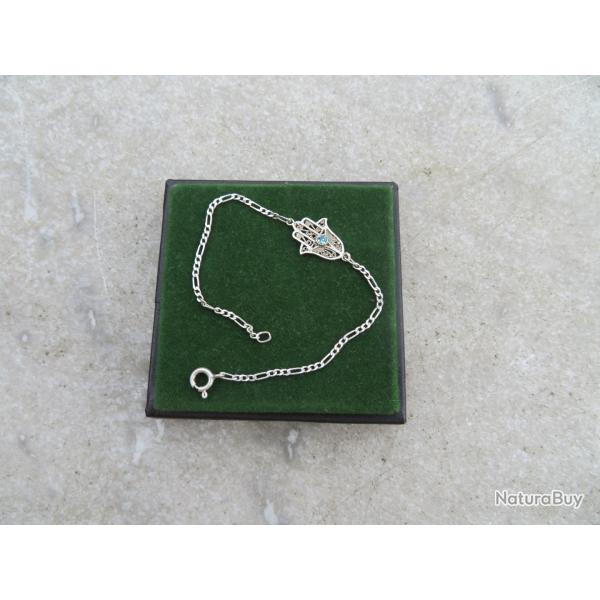 Ancien Bracelet en argent  mailles articules  dcor d'une main de Fatma orn d'un pierre Bleu