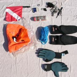 LOT DE PLUSIEURS ÉLÉMENTS DE PËCHE SOUS MARINE ENSEMBLE NEUFS GANTS PALMES TENUE SIGNALISATIONS 2 AR