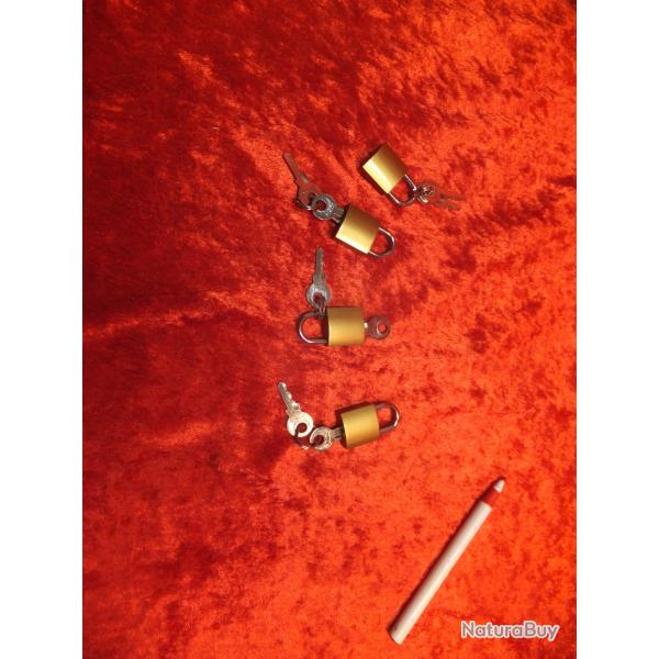 4 cadenas avec 2 cls. Comme neuf. Je les brade.                                                (2)