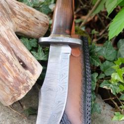 Poignard Davy Crockett Garde Pommeau Lame Acier Damas 256 Couches Manche Bois Etui Fabric Artisanale