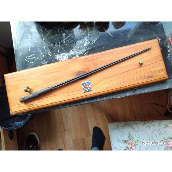 baonnette franaise MAS 36 Sur socle en bois, la baonnette detachable du support en bois.