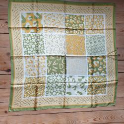 Carré de soie Christian Martin neuf dans sa pochette d'origine