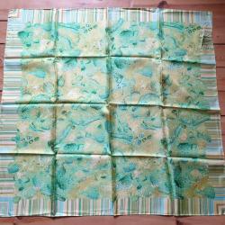 Carré de soie Christian Martin neuf dans sa pochette d'origine motifs coquillages