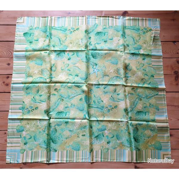 Carré de soie Christian Martin neuf dans sa pochette d'origine motifs coquillages