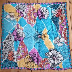 Carré de mousseline de soie Christian Martin bleu dans sa pochette d'origine