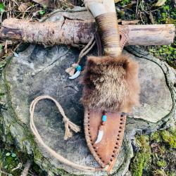 couteau bowie amérindien d'artisan / acier carbone 1095 / fourrure de raton laveur