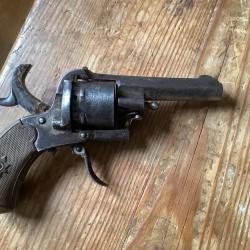 Revolver à broche carcasse fermée