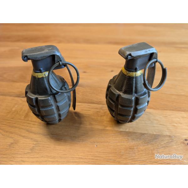 Lot de deux fausses grenades MK2