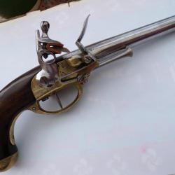 PISTOLET 1777 AVEC SON CROCHET DE CEINTURE