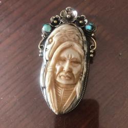 grand pendentif tête indien et aigle os de buffle sur argent repoussé - pierres turquoises