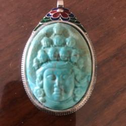 pendentif amulette bouddhisme tête deesse Guan yin en turquoise - estampille