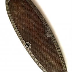 Très belle plaque de couche squelette (noyer quadrillé,acier et vis) numéro 46: 140 X 42 mm