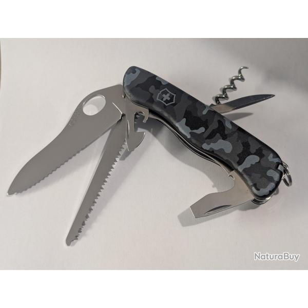 Victorinox RARE - Forester M - Lame dentele 1 main - Tire-bouchon - Navy Camo