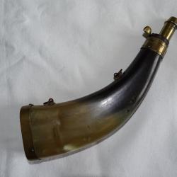 Poire à poudre en corne