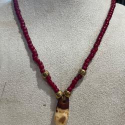 Jolie collier indien en perle, réplique dent de wapiti en os, perle en laiton et perle de verre