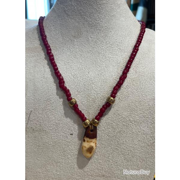 Jolie collier indien en perle, rplique dent de wapiti en os, perle en laiton et perle de verre