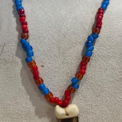 Jolie collier indien des plaineen perle, réplique de griffe d'ours en corne et en os ,perle de verre