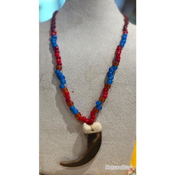 Jolie collier indien des plaineen perle, rplique de griffe d'ours en corne et en os ,perle de verre