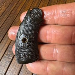 Une PLAQUETTE DROITE DE REVOLVER IVER JOHNSON 32 ou 38 ?