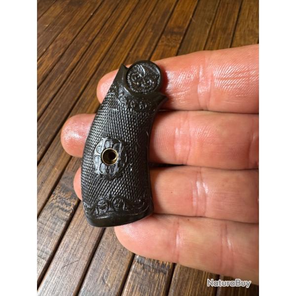 Une PLAQUETTE DROITE DE REVOLVER IVER JOHNSON 32 ou 38 ?