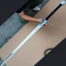 Epee médiévale a deux main, tranchante rasoir, acier ressort, solide, incassable, bataille !