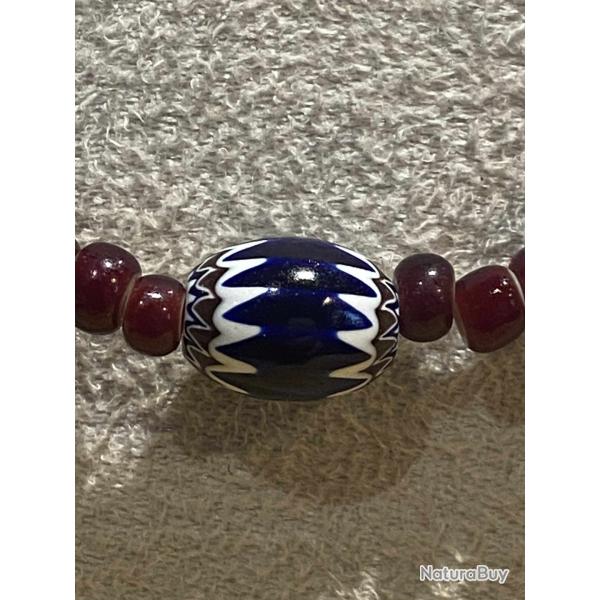 magnifique collier de traite indiensde plaines perles a chevron et rouge interieur blanc