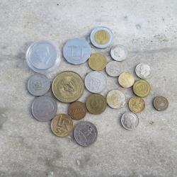 Numismatique - Lot de pi&egrave;ces &eacute;trang&egrave;re & France dont rare pi&egrave;ce coloris&eacute; Kennedy / Maryline Monroe