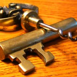 VRAIMENT SUPERBE CLE EN BRONZE AVEC LA FONCTION TIRE BOUCHON + DECO ) A OFFRIR SYMPATHIQUEMENT-