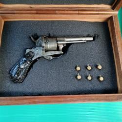 REVOLVER A BROCHES  BELGE   AVEC  GRAVURES  DANS SON COFFRET  .