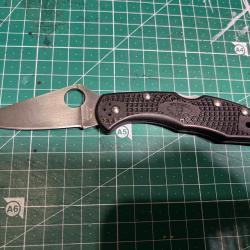 Spyderco Delica 4 Noir manche noir lame satin