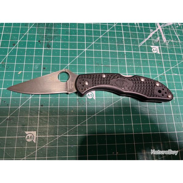 Spyderco Delica 4 Noir manche noir lame satin