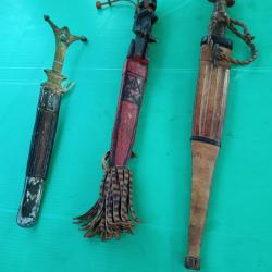 LOT DE TROIS DAGUES  TOUAREG  . DONT UNE TOUT LAITON & CUIVRE  . FOURREAU CUIR .