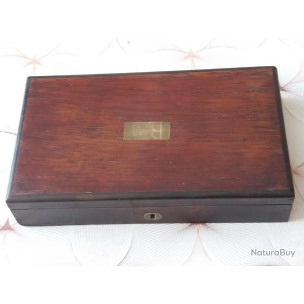 BEAU PETIT COFFRET EN BOIS POUR ARME ANCIENNE