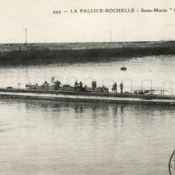 CPA - Marine de Guerre - LA PALLICE - ROCHELLE - Sous - Marin " FRESNEL " N°1572