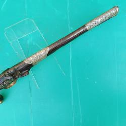 PISTOLET  OTTOMAN  CAUCASE A SILEX   .  NOMBREUSES CISELURES  .  INSERT  ARGENT  .
