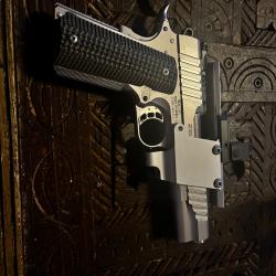 Support point rouge pour tout pistolet type  carcasse 1911.vendu sans l'arme.