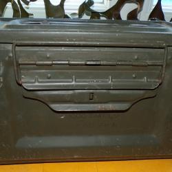 ARMEE FRANCAISE : CAISSE EN METAL , POIDS 2,350 KG DIMENSION LONGUEUR 30 CM HAUTEUR 19 CM LARGEUR 15