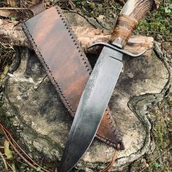 gigantesque couteau bowie d'artisan " le rustique " bois de cerf, acier carbone D2