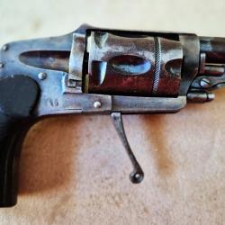 Revolver Bossu, calibre 6mm à poudre noire.